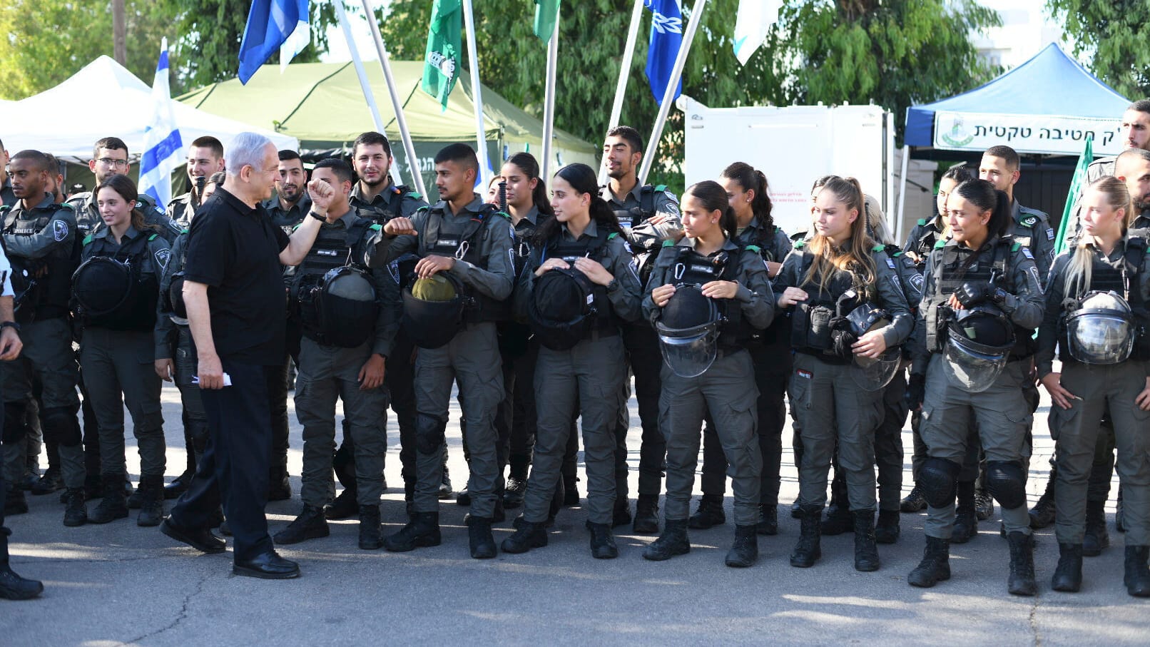 Benjamin Netanjahu trifft israelische Grenzpolizisten: Der Premierminister kann von dem gegenwärtigen Konflikt politisch profitieren.