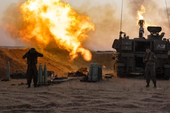 Israelische Artillerie schießt auf Ziele im Gazastreifen: Das Kräftegleichgewicht im Gazakrieg ist ungleich verteilt.