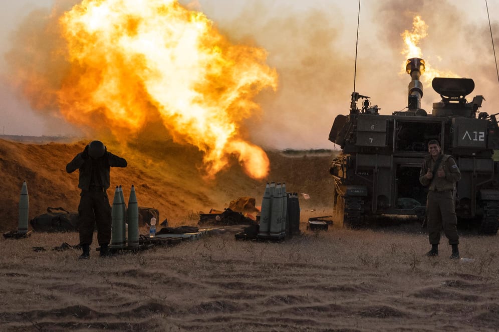 Israelische Artillerie schießt auf Ziele im Gazastreifen: Das Kräftegleichgewicht im Gazakrieg ist ungleich verteilt.