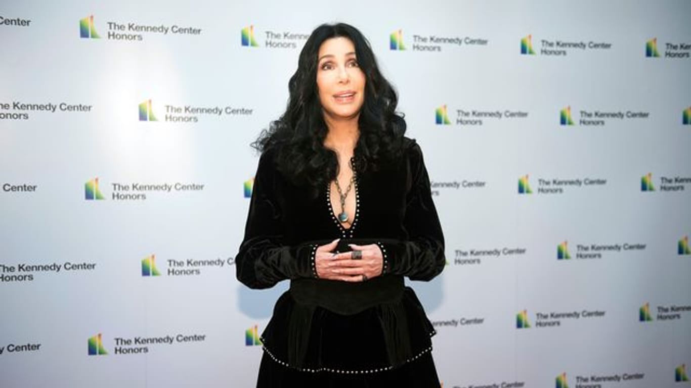 Sängerin Cher, hier 2018 bei einer Verleihung, hat ein Filmprojekt über ihr Leben angekündigt.
