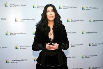 Sängerin Cher, hier 2018 bei einer Verleihung, hat ein Filmprojekt über ihr Leben angekündigt.