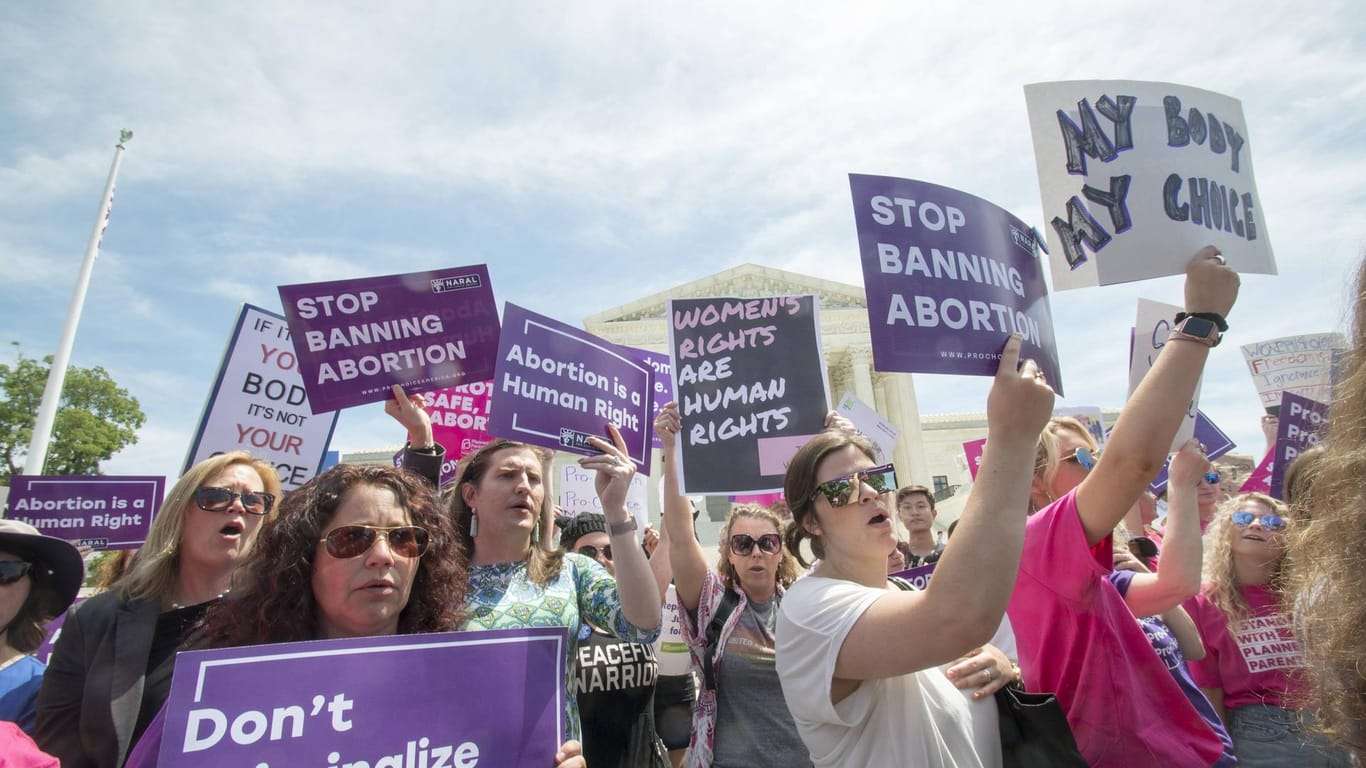 Proteste gegen das Verbot von Abtreibungen in Washington (Symbolbild): Das Abtreibungsrecht gehört seit Jahrzehnten zu den strittigsten innenpolitischen Themen in den USA.