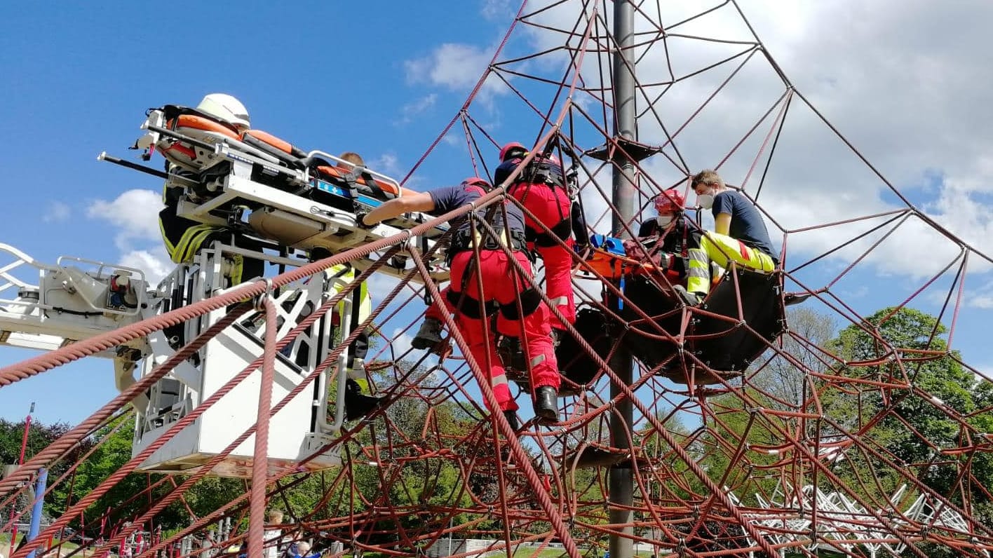 Rettungskräfte auf einem Seilturm: Die Feuerwehr holte das Kind vom Klettergerüst. Rettungskräfte auf einem Seilturm: Die Feuerwehr holte das Kind vom Klettergerüst.
