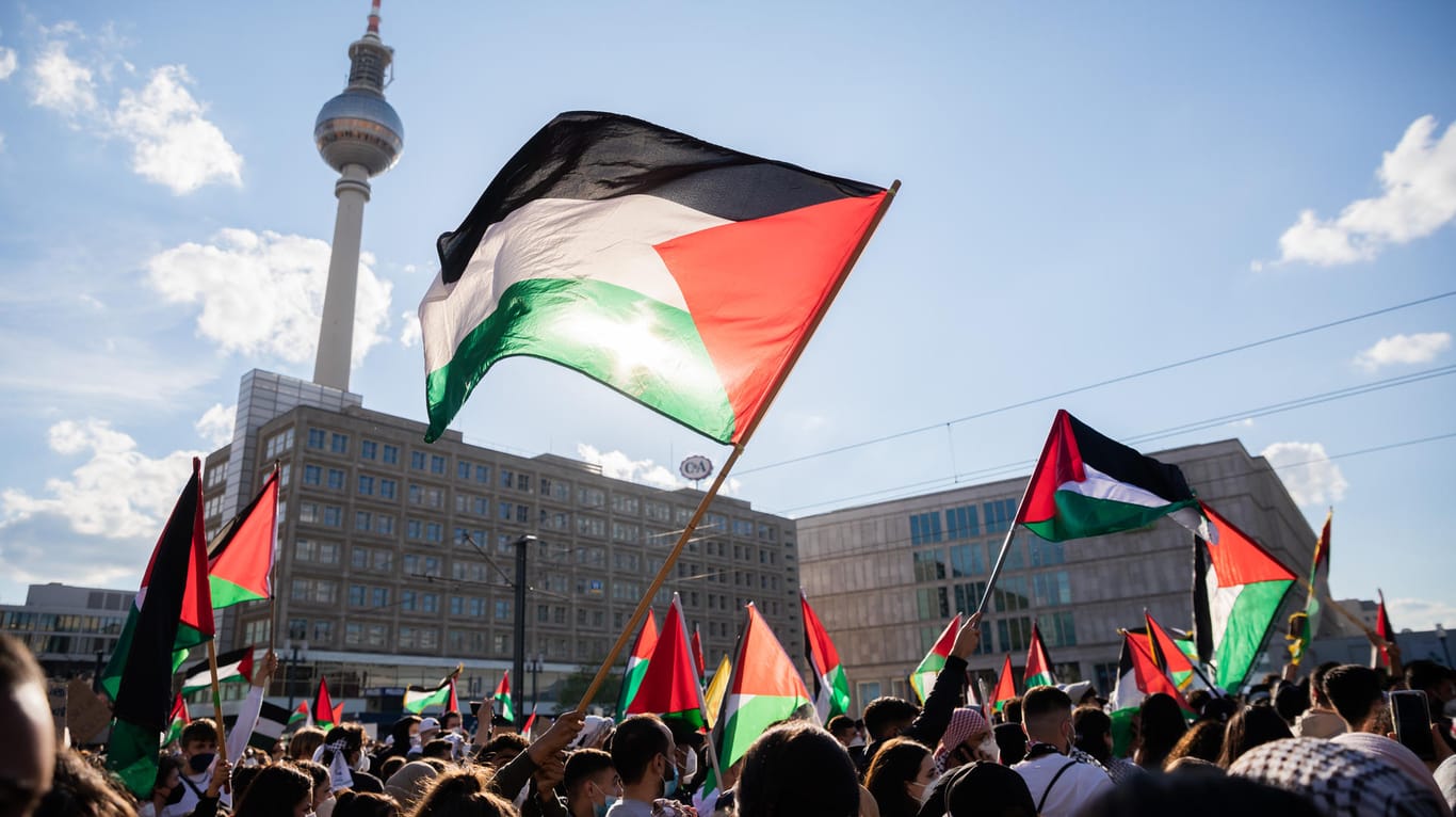 Demonstranten bei einer pro-palästinensischen Kundgebung in Berlin: Laut Polizeiangaben waren rund 2000 Menschen bei dem Protestmarsch anwesend.
