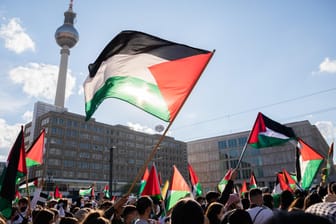 Demonstranten bei einer pro-palästinensischen Kundgebung in Berlin: Laut Polizeiangaben waren rund 2000 Menschen bei dem Protestmarsch anwesend.