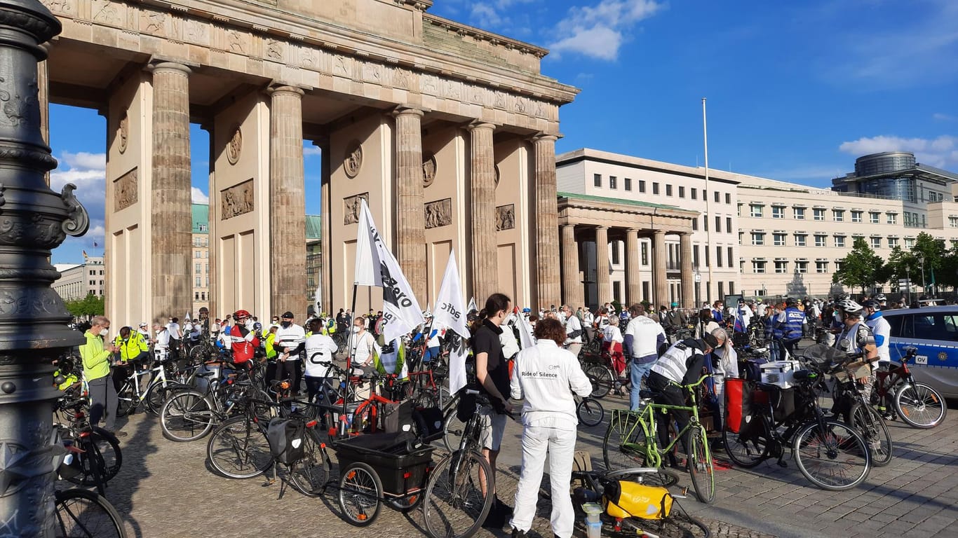 Teilnehmer sammeln sich vor der Demo am Brandenburger Tor: Auch in Berlin beteiligten sich viele am weltweiten "Ride of Silence".