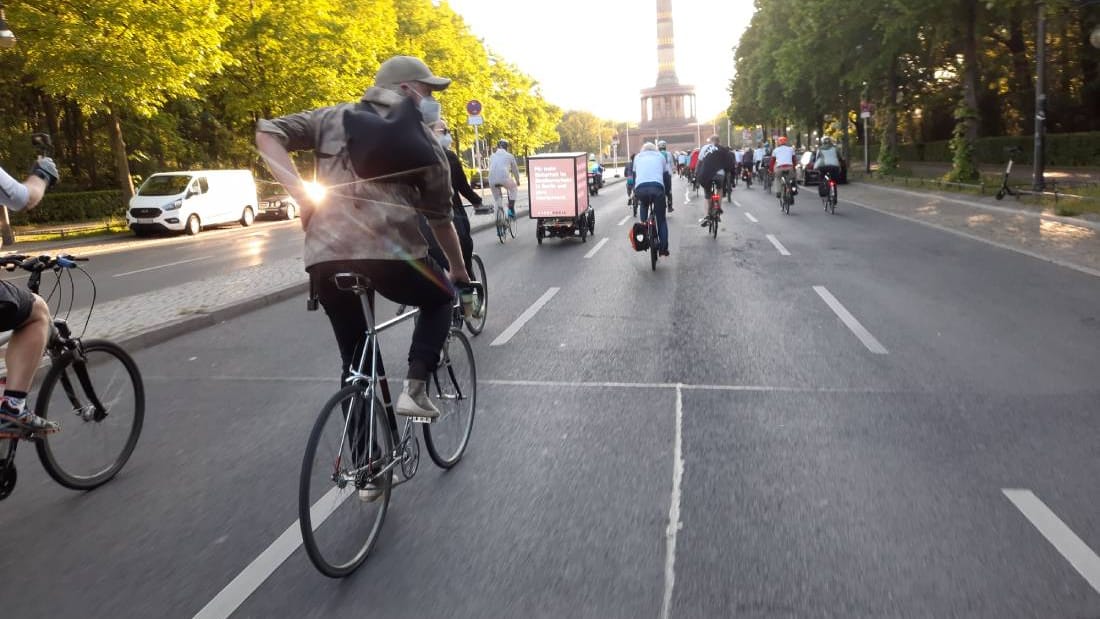 Der Fahrradkorso fährt in Richtung Siegessäule: Am Roten Rathaus endete die Demonstration.