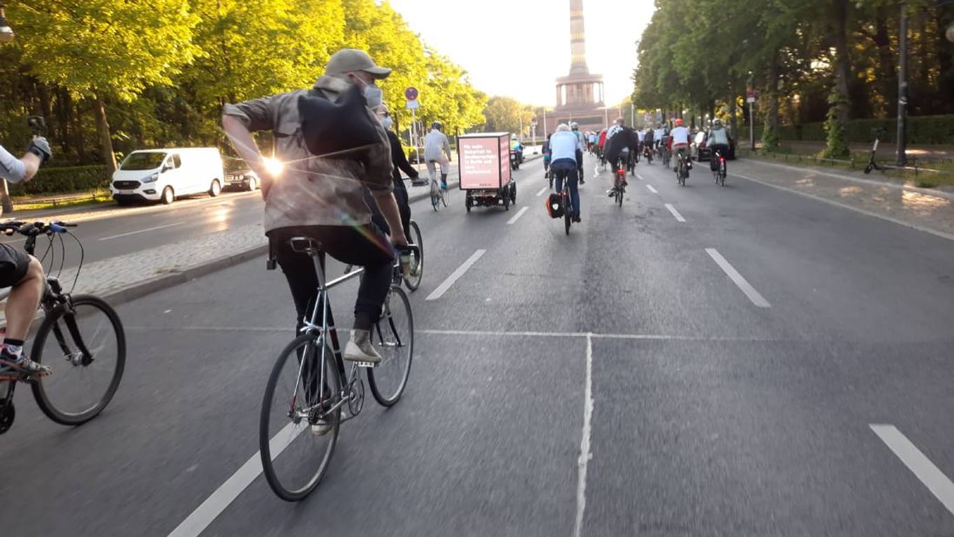 Der Fahrradkorso fährt in Richtung Siegessäule: Am Roten Rathaus endete die Demonstration.