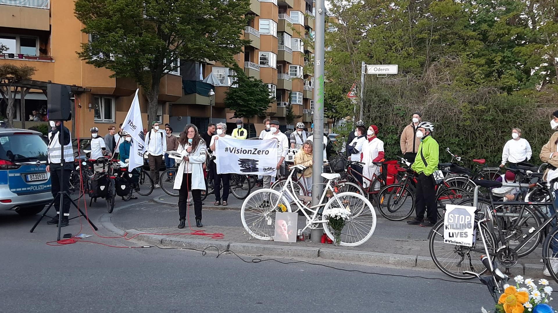 Susanne Grittner, Fachreferentin für Verkehr beim ADFC, spricht bei einer Kundgebung: Senat und Bezirke müssten die Sicherheit der Menschen im Verkehr als oberste Priorität begreifen, fordert der ADFC.