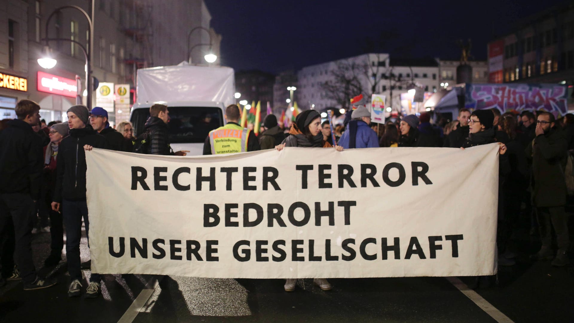 Ein Demonstrationszug zieht in Gedenken an die Opfer vom rechtsextremen Anschlag in Hanau vom Hermannplatz zum Rathaus Ein Demonstrationszug zieht in Gedenken an die Opfer vom rechtsextremen Anschlag in Hanau vom Hermannplatz zum Rathaus