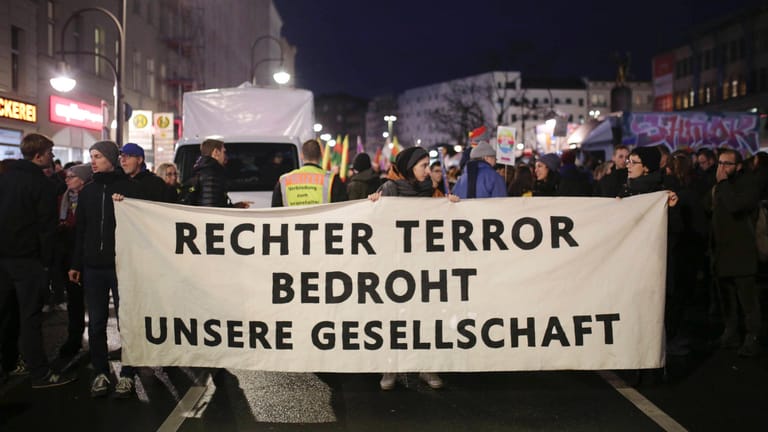 Ein Demonstrationszug zieht in Gedenken an die Opfer vom rechtsextremen Anschlag in Hanau vom Hermannplatz zum Rathaus