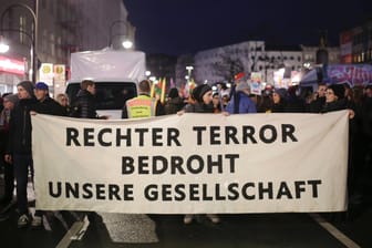 Ein Demonstrationszug zieht in Gedenken an die Opfer vom rechtsextremen Anschlag in Hanau vom Hermannplatz zum Rathaus