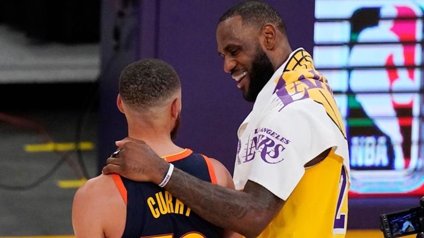 Superstars unter sich: LeBron James (r) und Stephen Curry nach dem Lakers-Sieg gegen die Golden State Warriors.