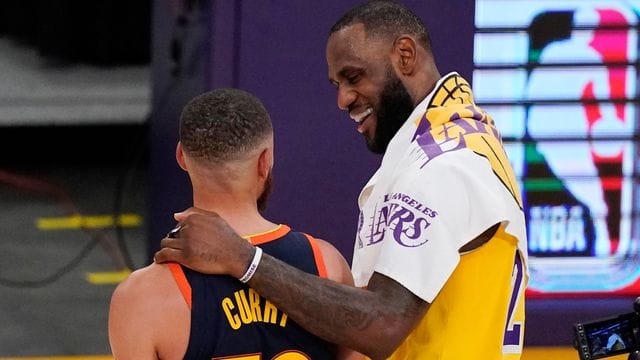 Superstars unter sich: LeBron James (r) und Stephen Curry nach dem Lakers-Sieg gegen die Golden State Warriors. Superstars unter sich: LeBron James (r) und Stephen Curry nach dem Lakers-Sieg gegen die Golden State Warriors.
