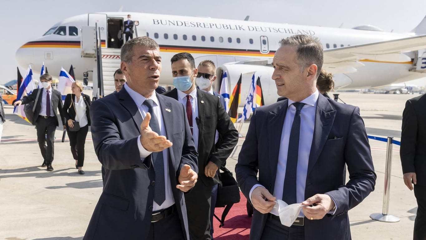 Bundesaußenminister Heiko Maas mit seinem israelischen Amtskollegen Gabi Ashkenazi: Am Donnerstagmorgen landete der SPD-Politiker auf dem Flughafen Ben Gurion bei Tel Aviv.