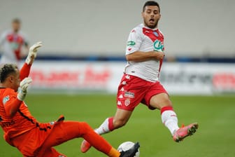 Pokalfinale in Frankreich: PSG-Torhüter Keylor Navas (li) blockt den Schuss von Monacos Kevin Volland.