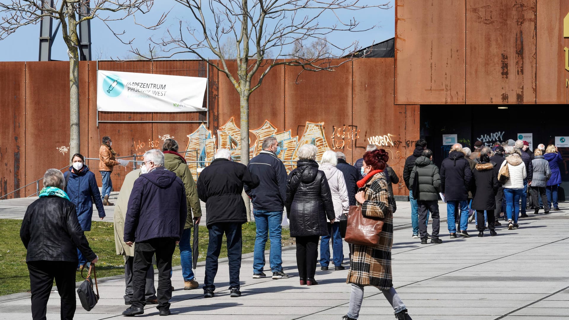 Warteschlange vor Corona-Impfzentrum: Einige versuchen ihren zweiten Impftermin zu verschieben, weil er zum Beispiel nicht mehr zur Urlaubsplanung passt.