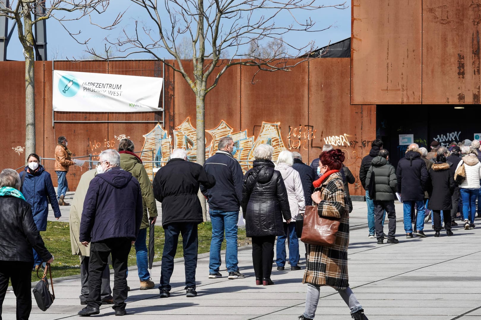 Warteschlange vor Corona-Impfzentrum: Einige versuchen ihren zweiten Impftermin zu verschieben, weil er zum Beispiel nicht mehr zur Urlaubsplanung passt.