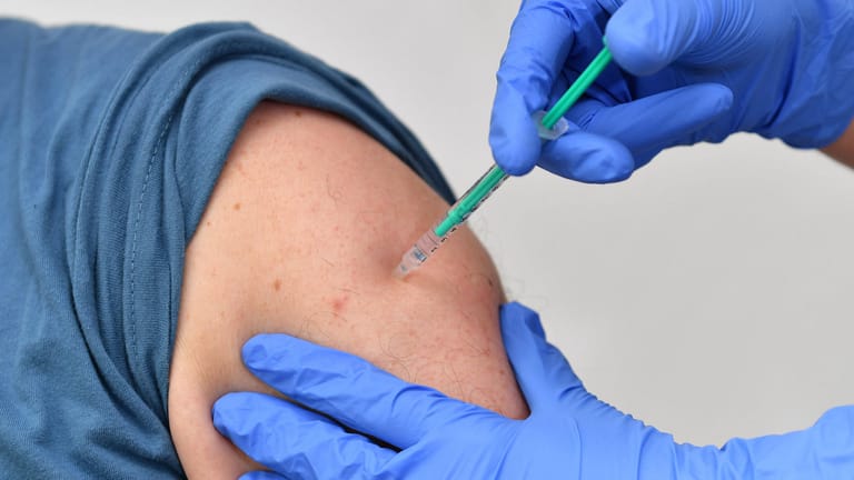 Corona-Schutzimpfung: Wer mit Moderna oder Biontech geimpft wurde, hat möglicherweise mit einem "Covid-Arm" zu kämpfen.