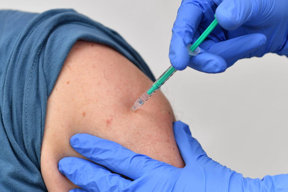 Corona-Schutzimpfung: Wer mit Moderna oder Biontech geimpft wurde, hat möglicherweise mit einem "Covid-Arm" zu kämpfen.