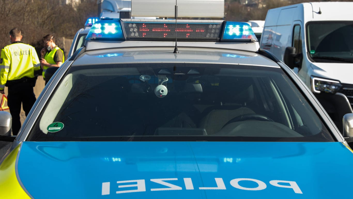 Symbolbild Polizei / Autobahnpolizei Eingeschaltetes Blaulicht und Hinweispfeile auf dem Dach eines Streifenwagens der