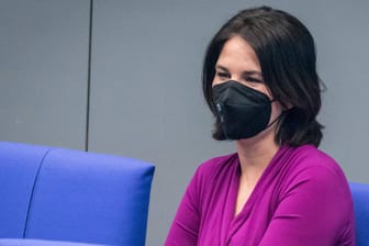 Annalena Baerbock im Bundestag: Die Grünen-Chefin und Kanzlerkandidaten hat etwas nicht Unwichtiges vergessen. Das fällt ihr jetzt auf die Füße.