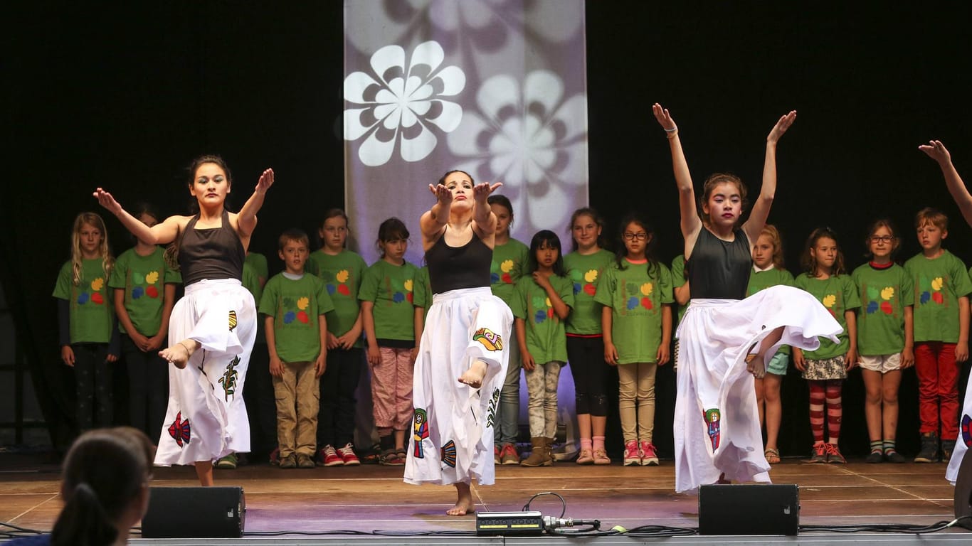 Kinder zeigen eine Tanzaufführung auf einer Bühne (Archivbild): Die Internationale Sommerbühne in Wolfsburg soll in diesem Jahr wieder stattfinden.