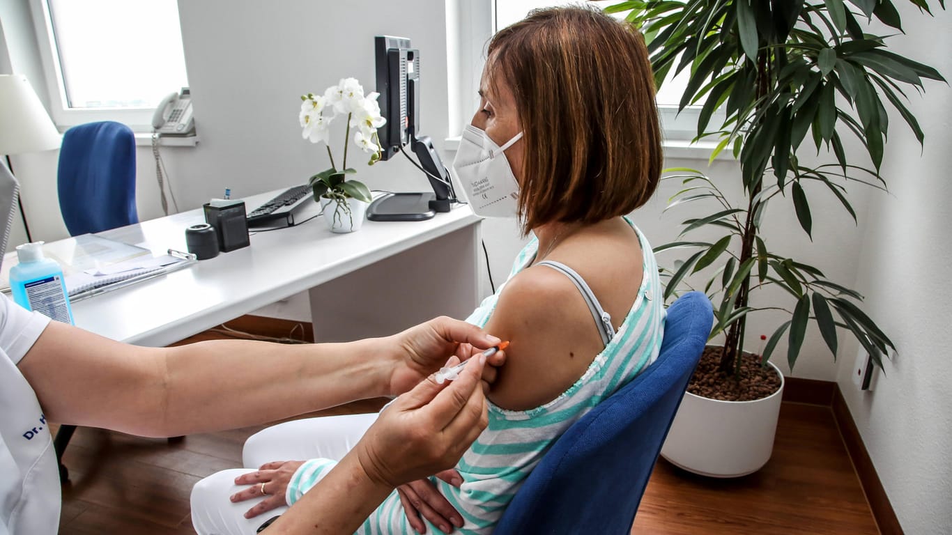 Eine Ärztin impft eine Patientin gegen Corona (Symbolbild): Bei den Hausärzten ist die Nachfrage nach Impfterminen sehr hoch.