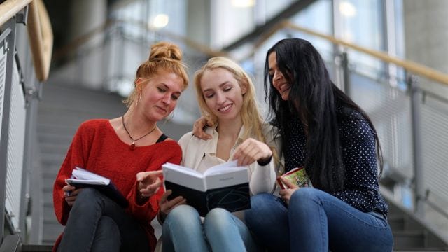 Bei der Studienwahl kommt es in erster Linie auf den Studiengang an, nicht auf die Hochschulart.