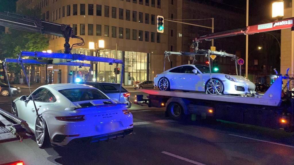 Aus dem Verkehr gezogen: Die zwei alkoholisierten Porschefahrer lieferten sich ein Rennen mit zwei Motorrädern – vor den Augen von Zivilbeamten. Aus dem Verkehr gezogen: Die zwei alkoholisierten Porschefahrer lieferten sich ein Rennen mit zwei Motorrädern – vor den Augen von Zivilbeamten.