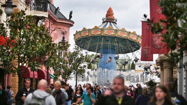 Besucher gehen durch den Freizeitpark Phantasialand. (Symbolfoto)