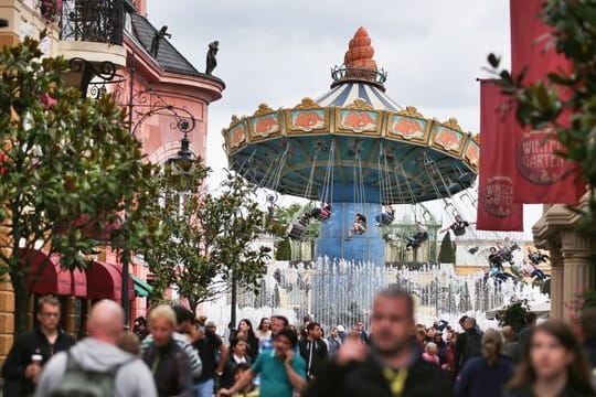 Besucher gehen durch den Freizeitpark Phantasialand. (Symbolfoto)