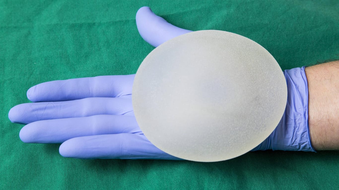 Brustimplantat (Symbolfoto): Fehlerhafte Implantate waren Frauen weltweit eingesetzt worden.