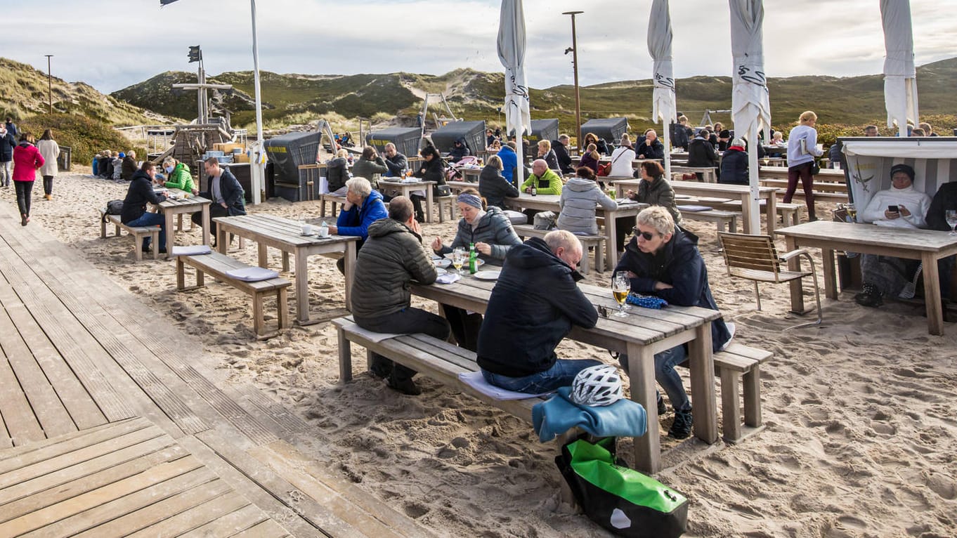 Ein Strandcafé auf Sylt: Bereits Anfang Mai mussten 300 Menschen in Quarantäne, weil ein unerkannt mit Corona infiziertes Urlauberehepaar mehrere Lokale auf Sylt besuchte(Archivfoto).