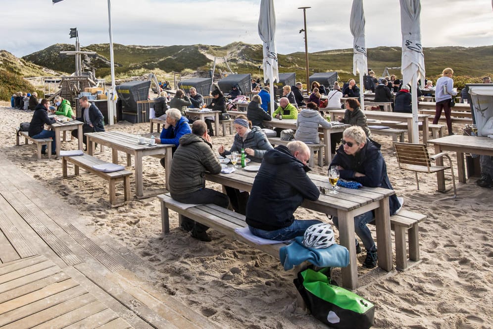 Ein Strandcafé auf Sylt: Bereits Anfang Mai mussten 300 Menschen in Quarantäne, weil ein unerkannt mit Corona infiziertes Urlauberehepaar mehrere Lokale auf Sylt besuchte(Archivfoto).