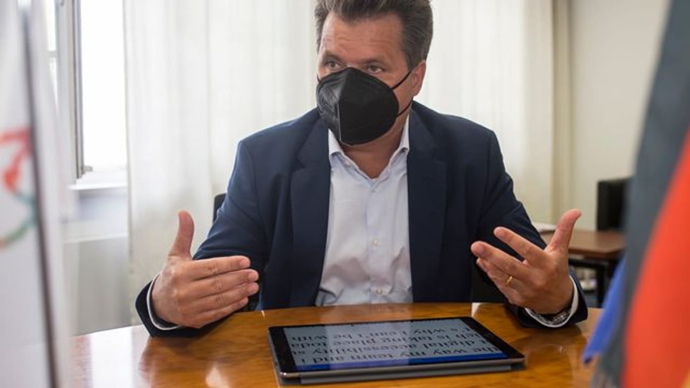 Jürgen Dusel, Behindertenbeauftragter der Bundesregierung, sitzt in seinem Büro an seinem Tablet.
