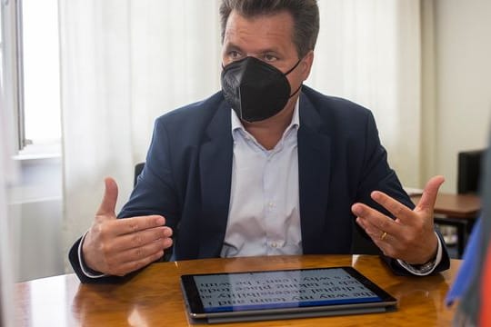 Jürgen Dusel, Behindertenbeauftragter der Bundesregierung, sitzt in seinem Büro an seinem Tablet.