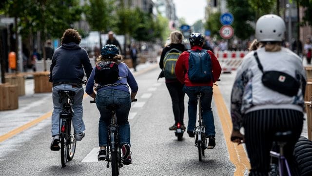 Auch immer mehr jüngere Radfahrer tragen einen Fahrradhelm. Auch immer mehr jüngere Radfahrer tragen einen Fahrradhelm.
