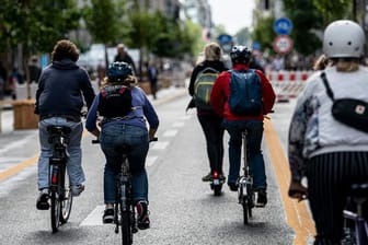 Auch immer mehr jüngere Radfahrer tragen einen Fahrradhelm.