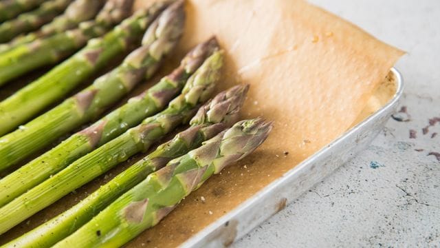 Grüner Spargel sollte möglichst abgedeckt in den Backofen kommen.