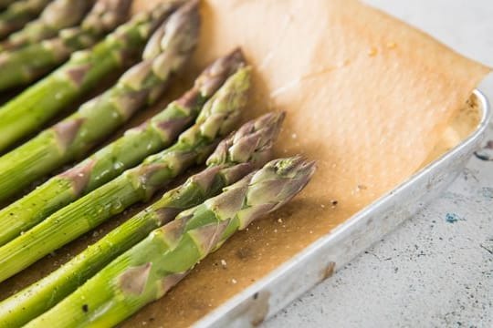 Grüner Spargel sollte möglichst abgedeckt in den Backofen kommen.