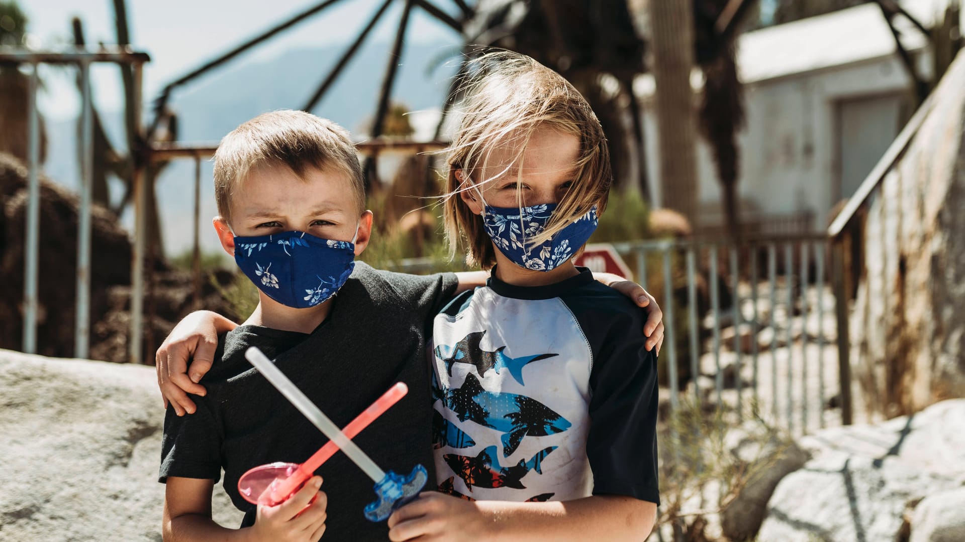 Kinder im Urlaub: Da sie noch nicht geimpft werden können, sollten Eltern einige Regeln beachten.