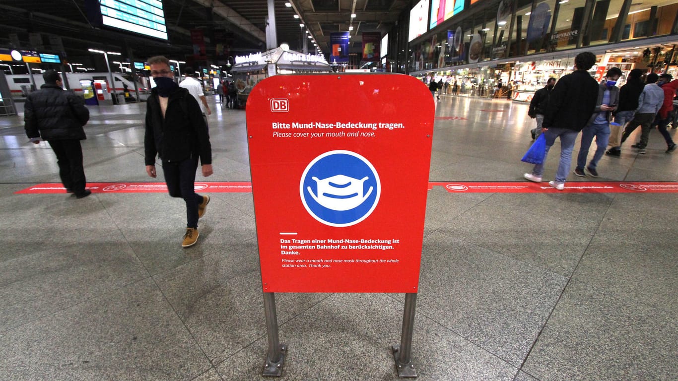 Ein Schild weist auf die Maskenpflicht im Bahnhof hin (Symbolbild): Ein Bahnmitarbeiter wurde ohne Mund-Nasen-Schutz angetroffen.