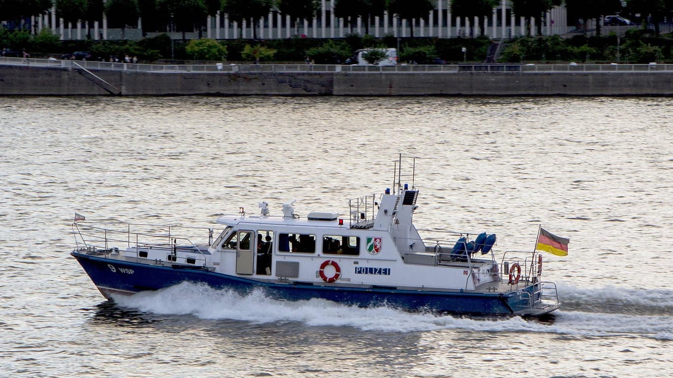 Ein Boot der Wasserschutzpolizei auf dem Rhein bei Köln (Symbolbild): In Mülheim haben Passanten eine Leiche im Rhein gefunden.