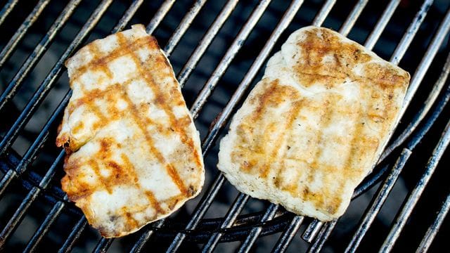 Halloumi ist ein halbfester, nicht schmelzender Käse und daher perfekt zum Grillen.