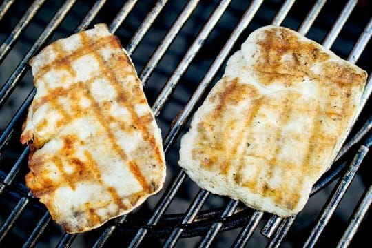 Halloumi ist ein halbfester, nicht schmelzender Käse und daher perfekt zum Grillen.