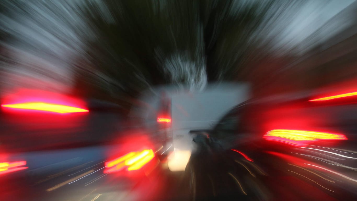 Autos mit Bewegungsunschärfe bei Nacht fotografiert (Symbolfoto): Ein Raser muss lebenslang in Haft.