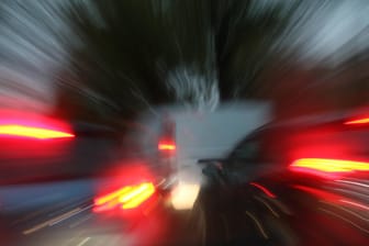 Autos mit Bewegungsunschärfe bei Nacht fotografiert (Symbolfoto): Ein Raser muss lebenslang in Haft.