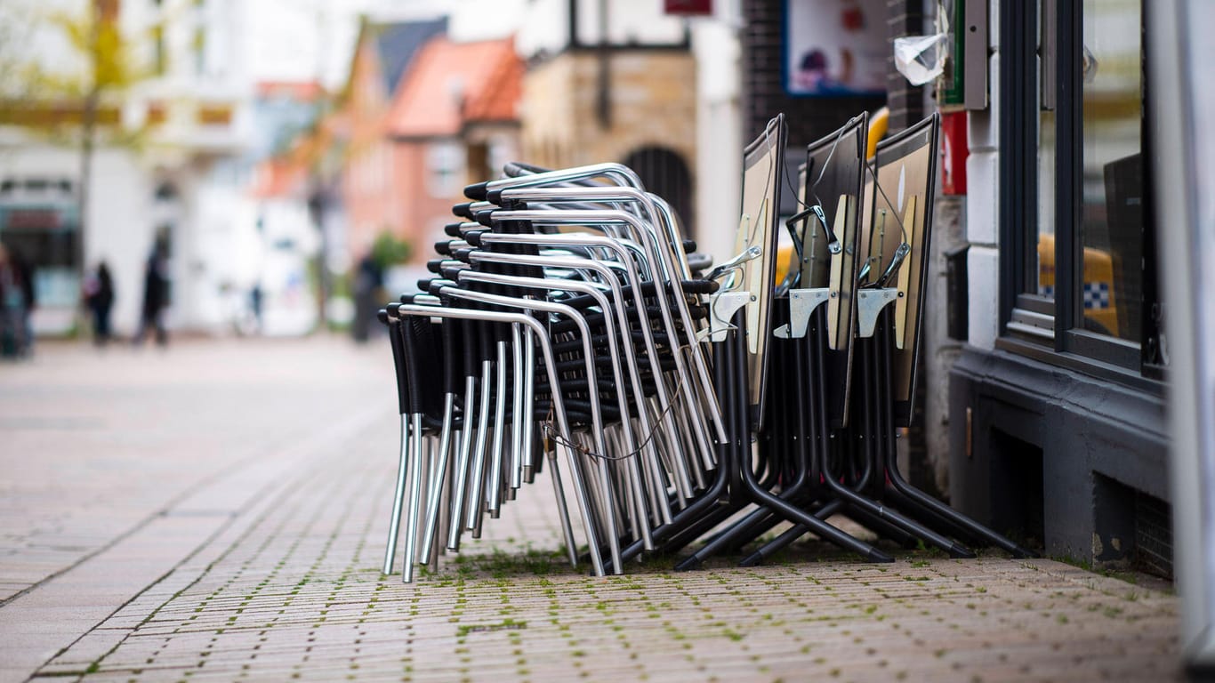 Vor einem Restaurant sind die Stühle übereinander gestapelt (Symbolbild): Trotz der Lockerungen der Corona-Maßnahmen bleiben in Hannover einige Betriebe vorerst geschlossen.