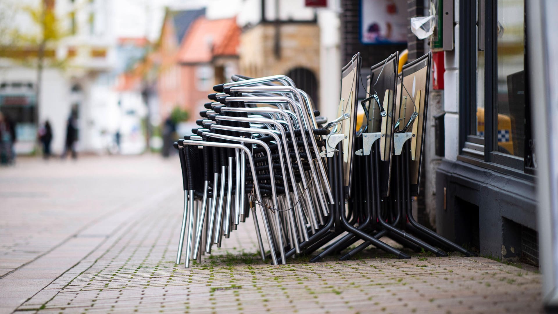 Vor einem Restaurant sind die Stühle übereinander gestapelt (Symbolbild): Trotz der Lockerungen der Corona-Maßnahmen bleiben in Hannover einige Betriebe vorerst geschlossen. Vor einem Restaurant sind die Stühle übereinander gestapelt (Symbolbild): Trotz der Lockerungen der Corona-Maßnahmen bleiben in Hannover einige Betriebe vorerst geschlossen.